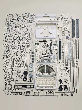 Illustration for article titled It's Amazing How Many Parts and Pieces Are Inside a Typewriter
